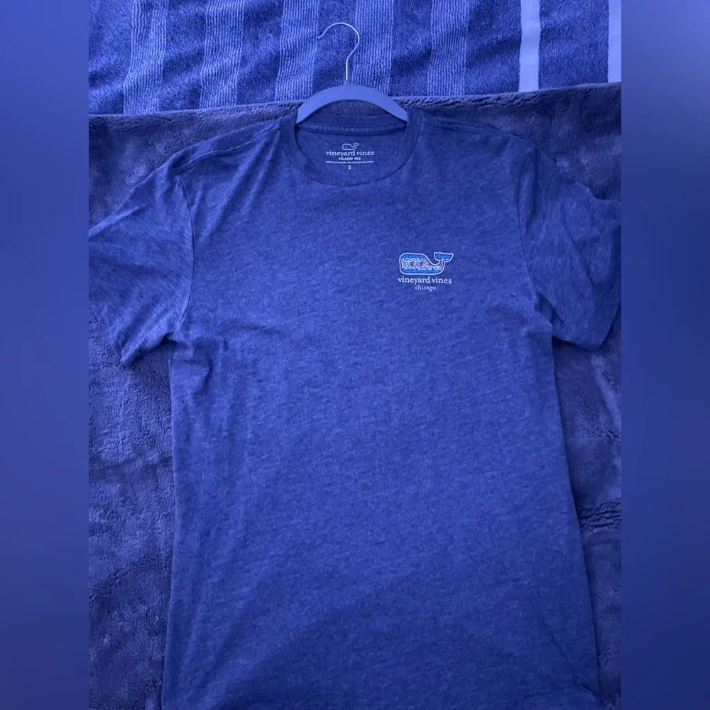 Vineyard Vines Island Tee - Picture 1 of 3